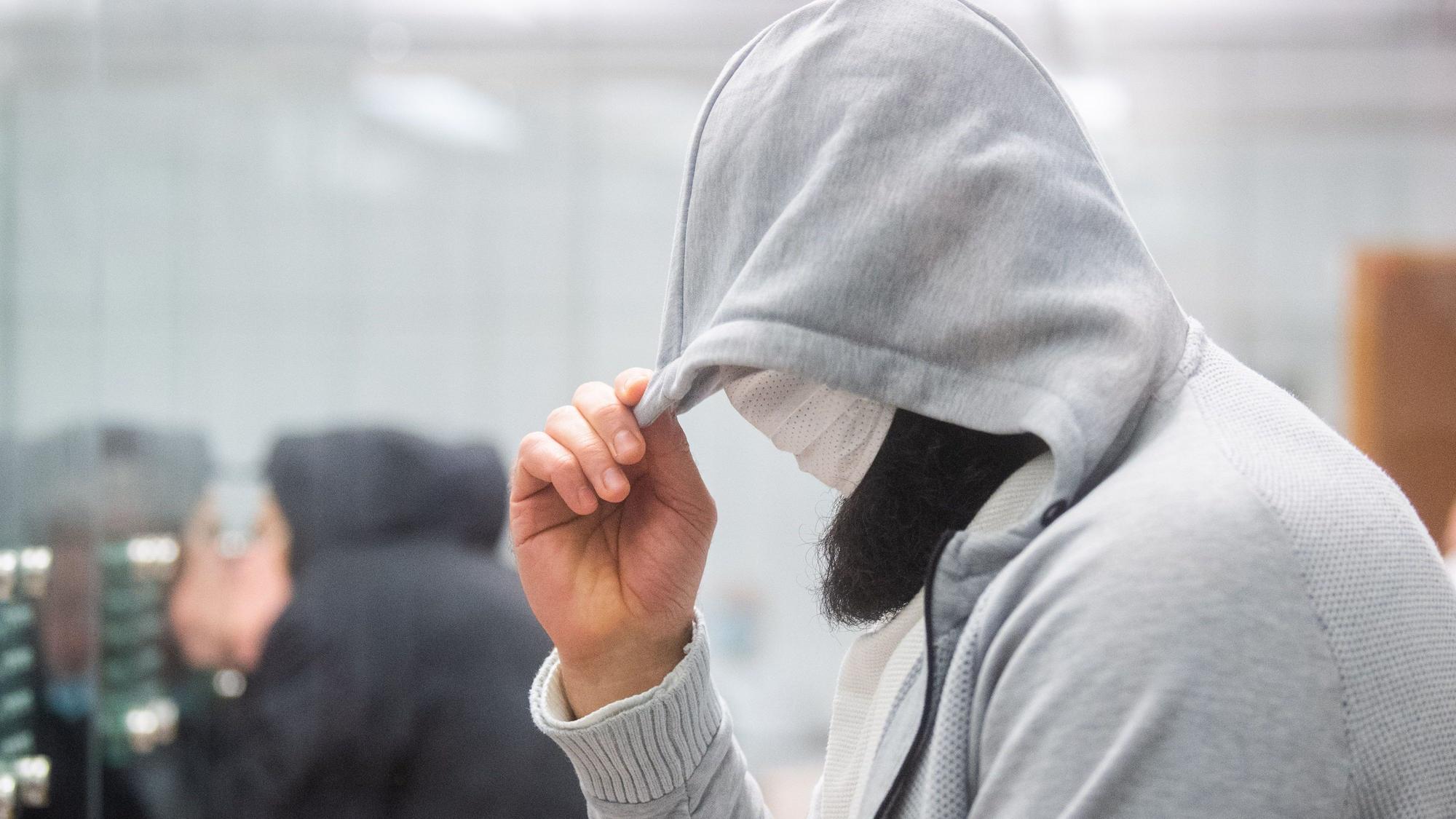 Celle: Abu Walaa, mutmaßlicher Anführer der Terrormiliz Islamischer Staat (IS) in Deutschland, steht im Oberlandesgericht hinter einer Glasscheibe.