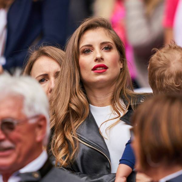Cathy Hummels mit ihrem Sohn Ludwig im Stadion