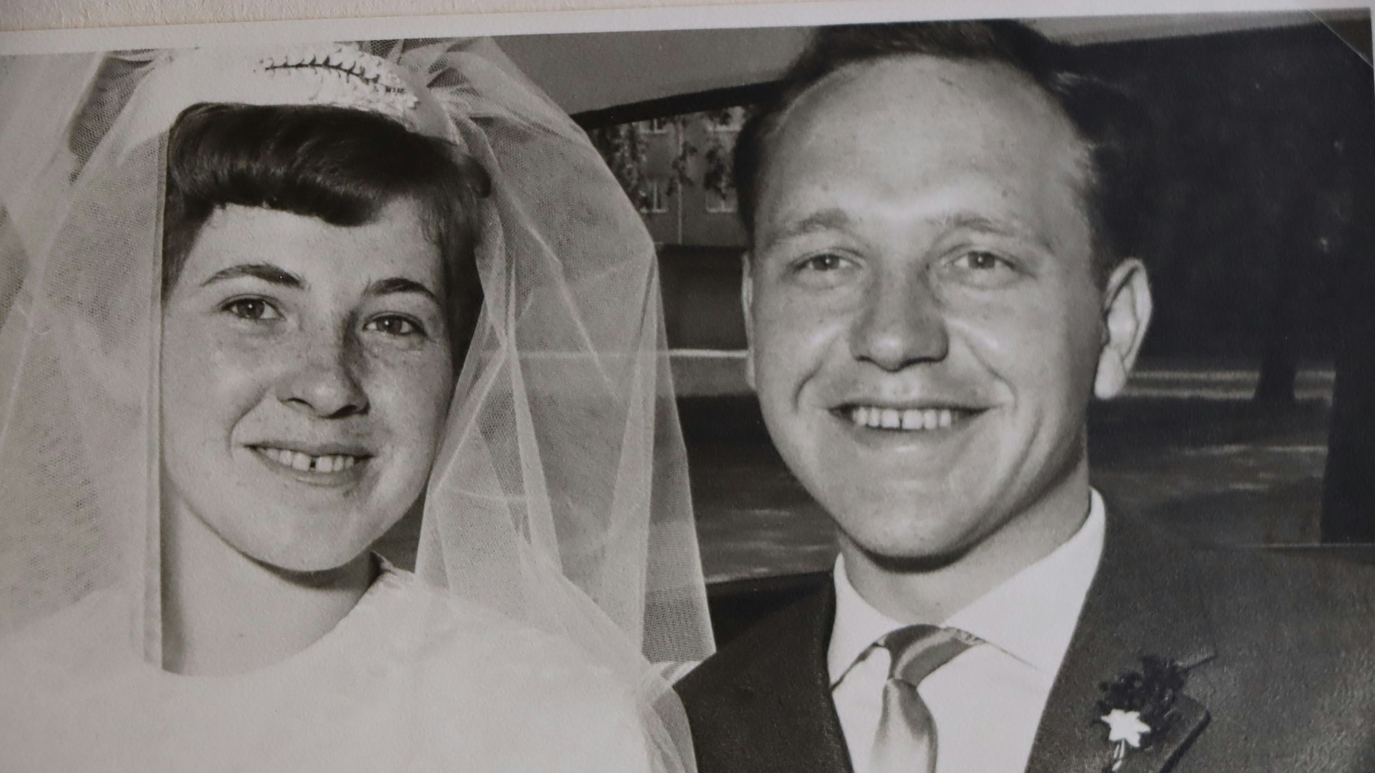 Eine Schwarzweißaufnahme des Hochzeitspaars.