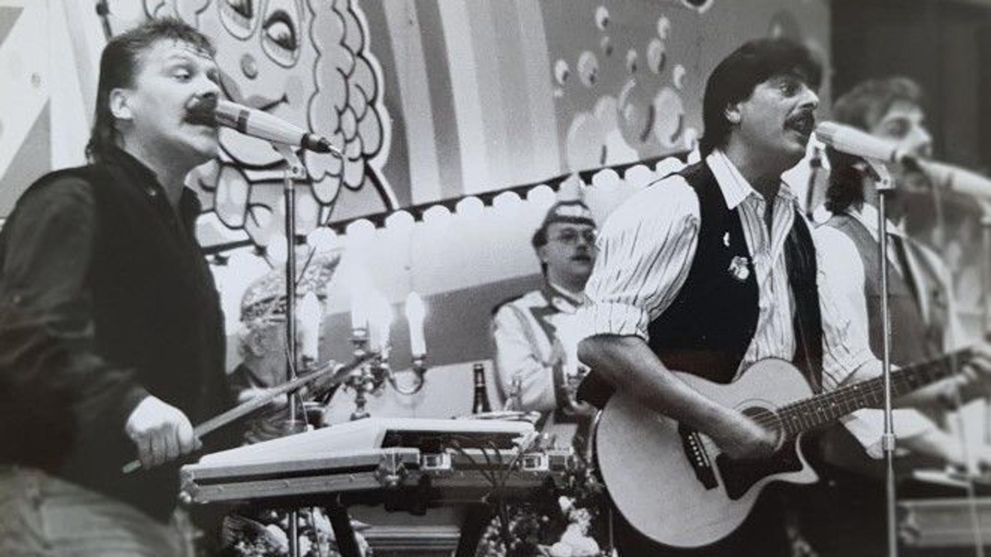 Karl-Heinz Brand mit Gitarre zunächst mit Kurt Feller, dann kam Norbert Campmann hinzu.