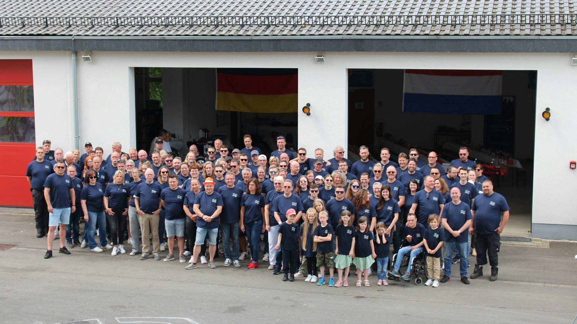 Großes Gruppenfoto zahlreicher Feuerwehrleute.
