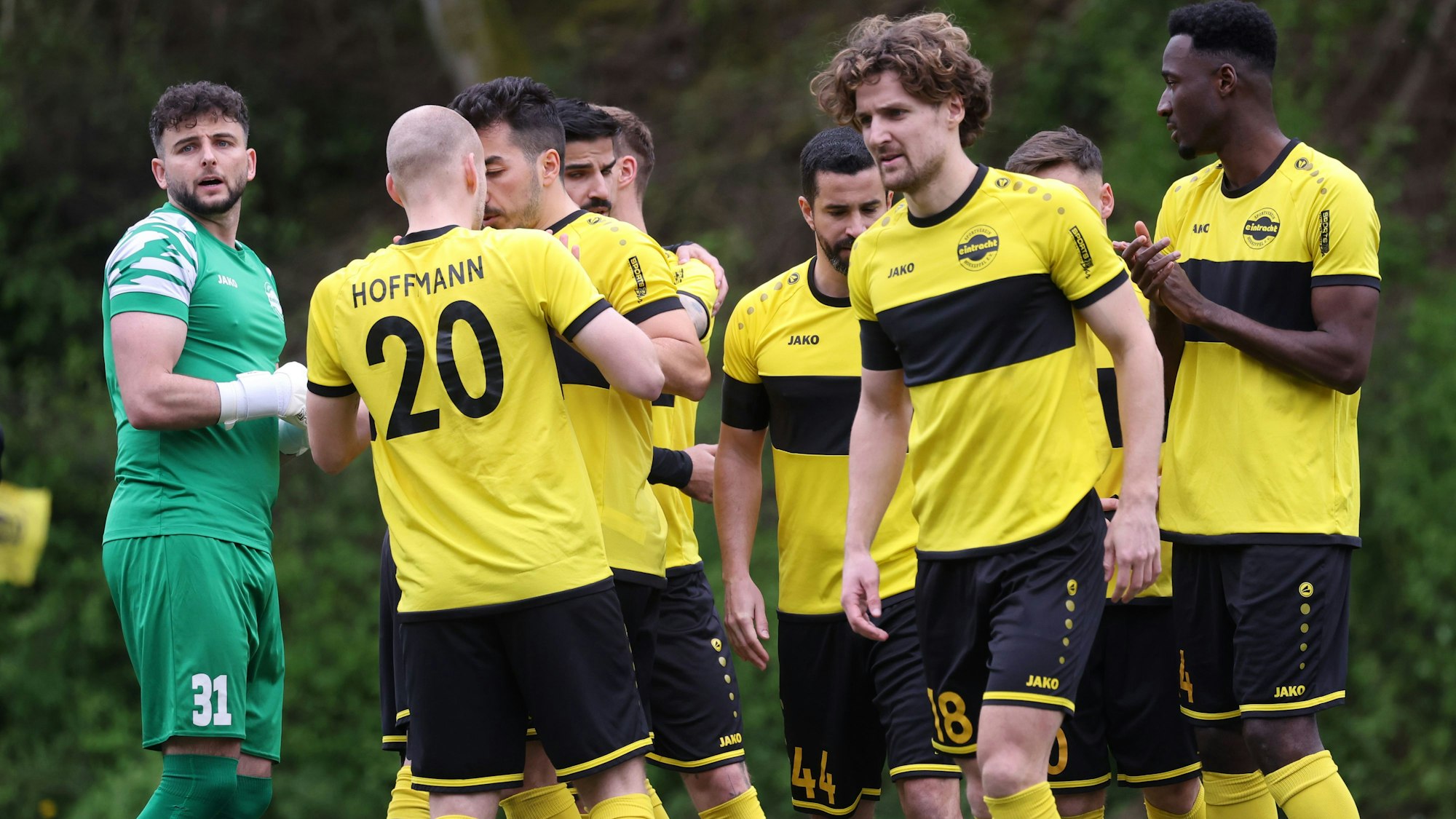 Zu sehen sind mehrere Fußballspieler einer Mannschaft