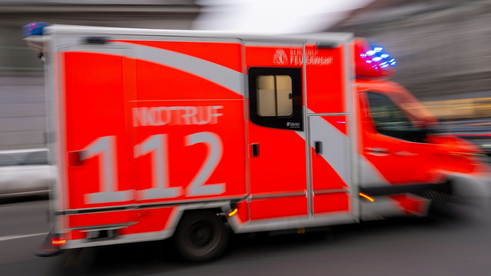 Ein Rettungswagen fährt mit Blaulicht zum Einsatz.