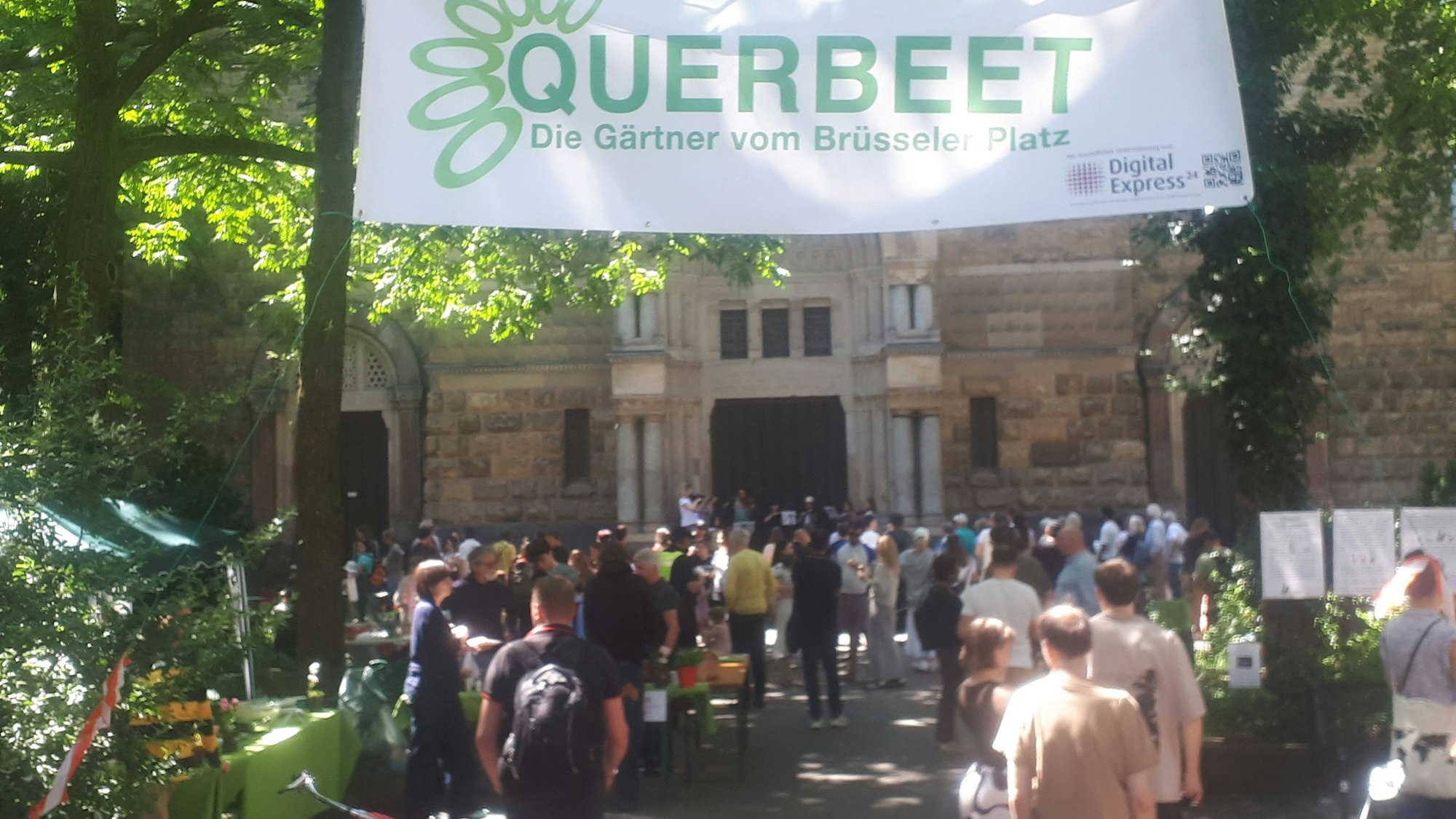 Der Gärtnerverein „Querbeet“ lud zum Frühlingsfest auf den Brüsseler Platz ein. Die Initiative pflegt und bepflanzt die Hochbeete des Areals.