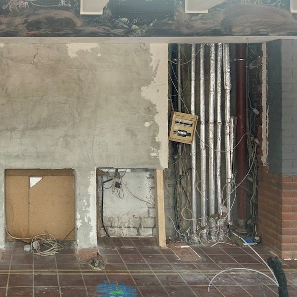 Auf dem Bild ist der leer geräumte Thekenbereich zu sehen.