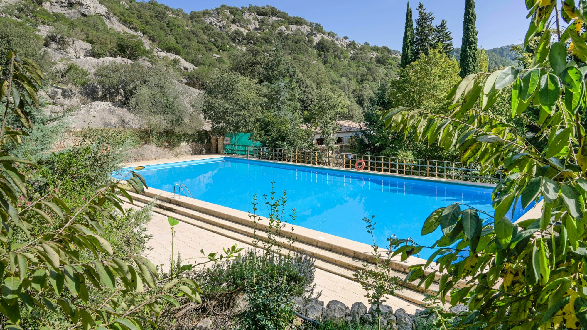 Swimmingpool am Kloster Lluc auf Mallorca: In einigen Gemeinden wurde der Wasserverbrauch eingeschränkt.