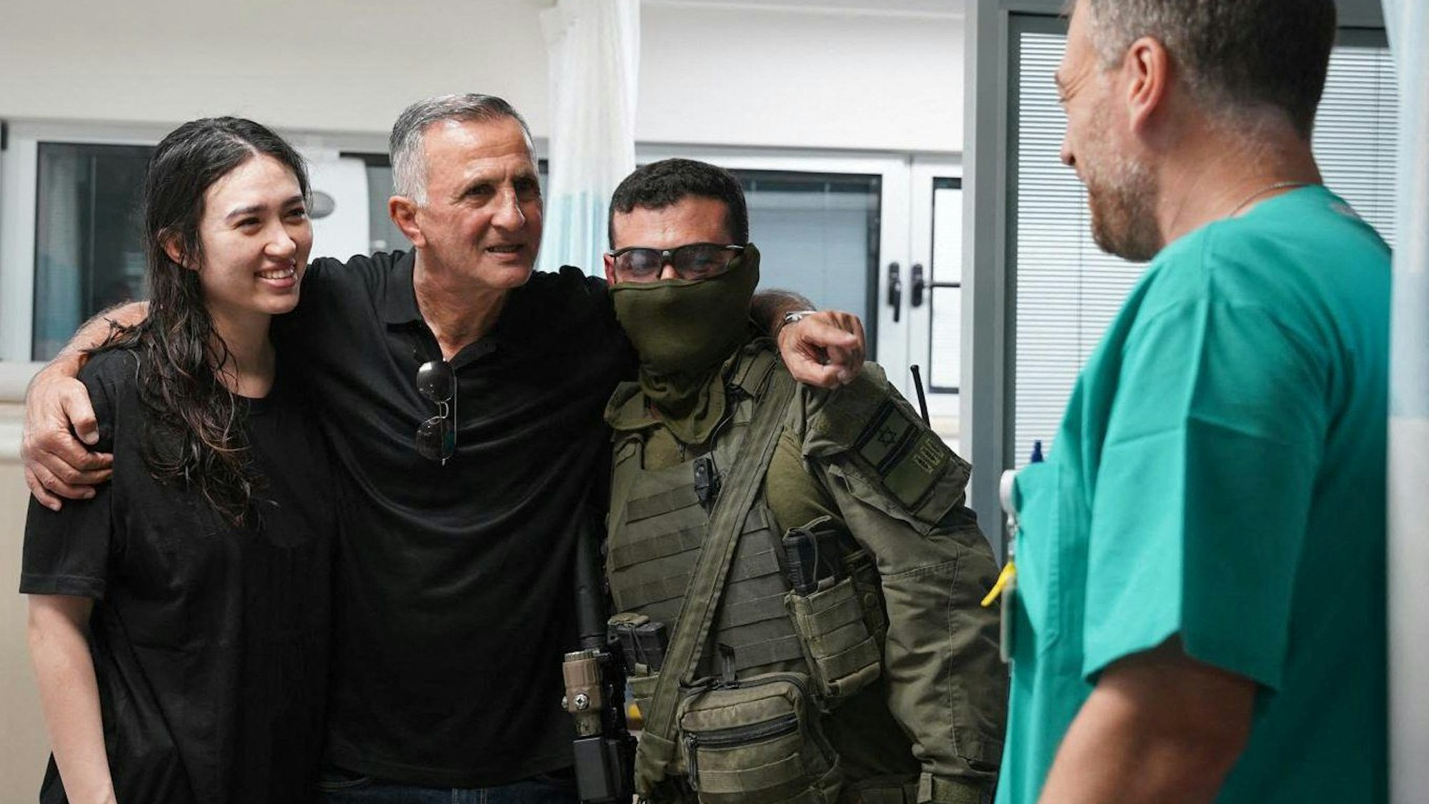Noa Argamani (l.) nach ihrer Befreiung zusammen mit ihrem Vater (2. v. l.), einem israelischen Soldaten und einem Arzt in einem Krankenhaus nahe Tel Aviv.