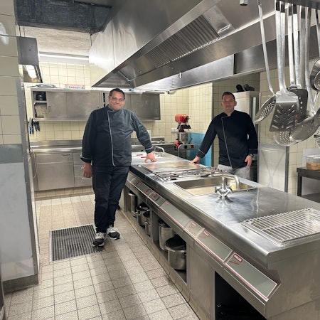 Der ehemalige Augustiner Hof in Sankt Augustin-Ort wird zu neuem Leben erweckt, Tobias Peter (links) und Lars Nossol in der Küche