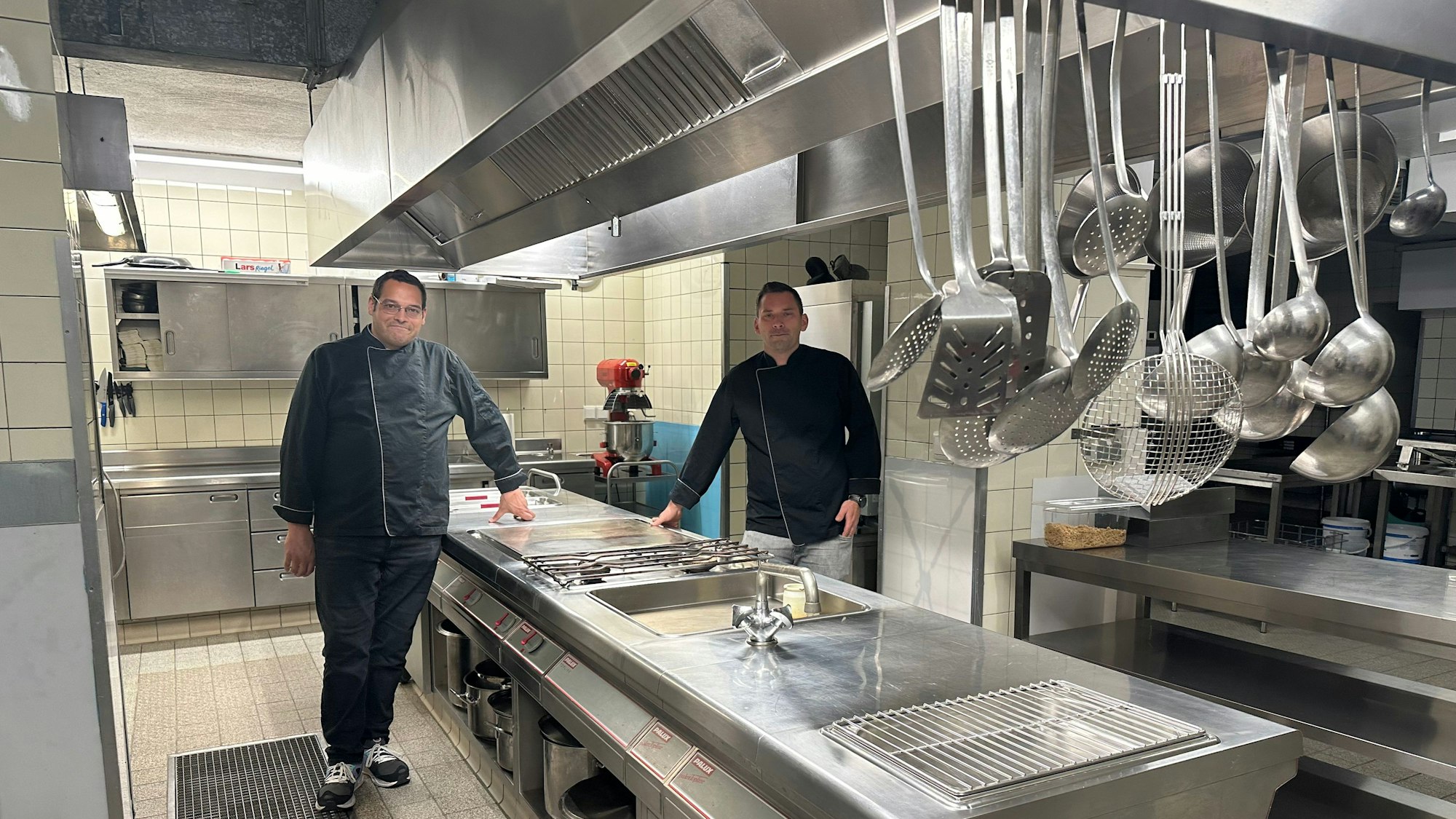 Der ehemalige Augustiner Hof in Sankt Augustin-Ort wird zu neuem Leben erweckt, Tobias Peter (links) und Lars Nossol in der Küche