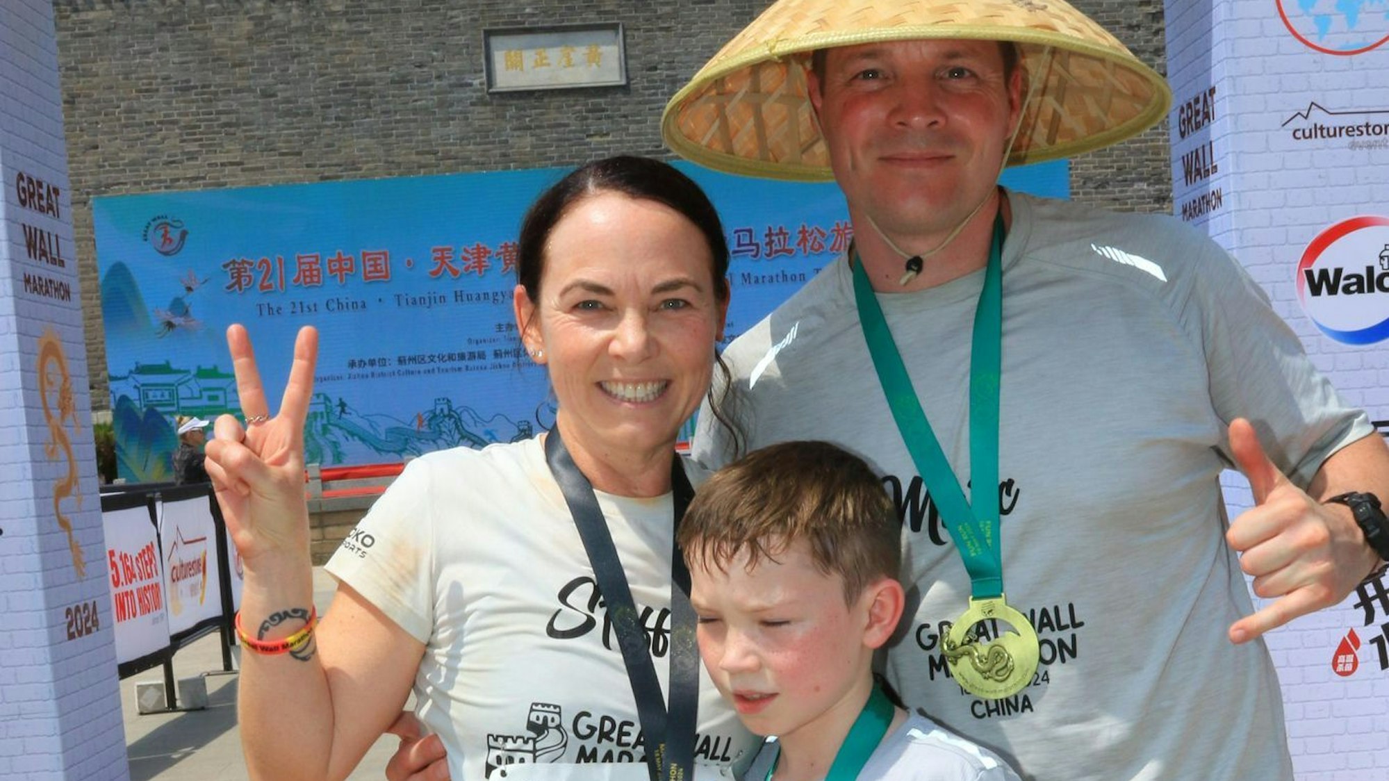 Stefanie und Marc Barth schauen in die Kamera. Sohn Leon Barth sieht geschafft aus.