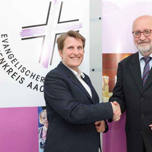 Superintendent Hans-Peter Bruckhoff gratuliert Pfarrerin Verena Jantzen mit einem Handschlag.