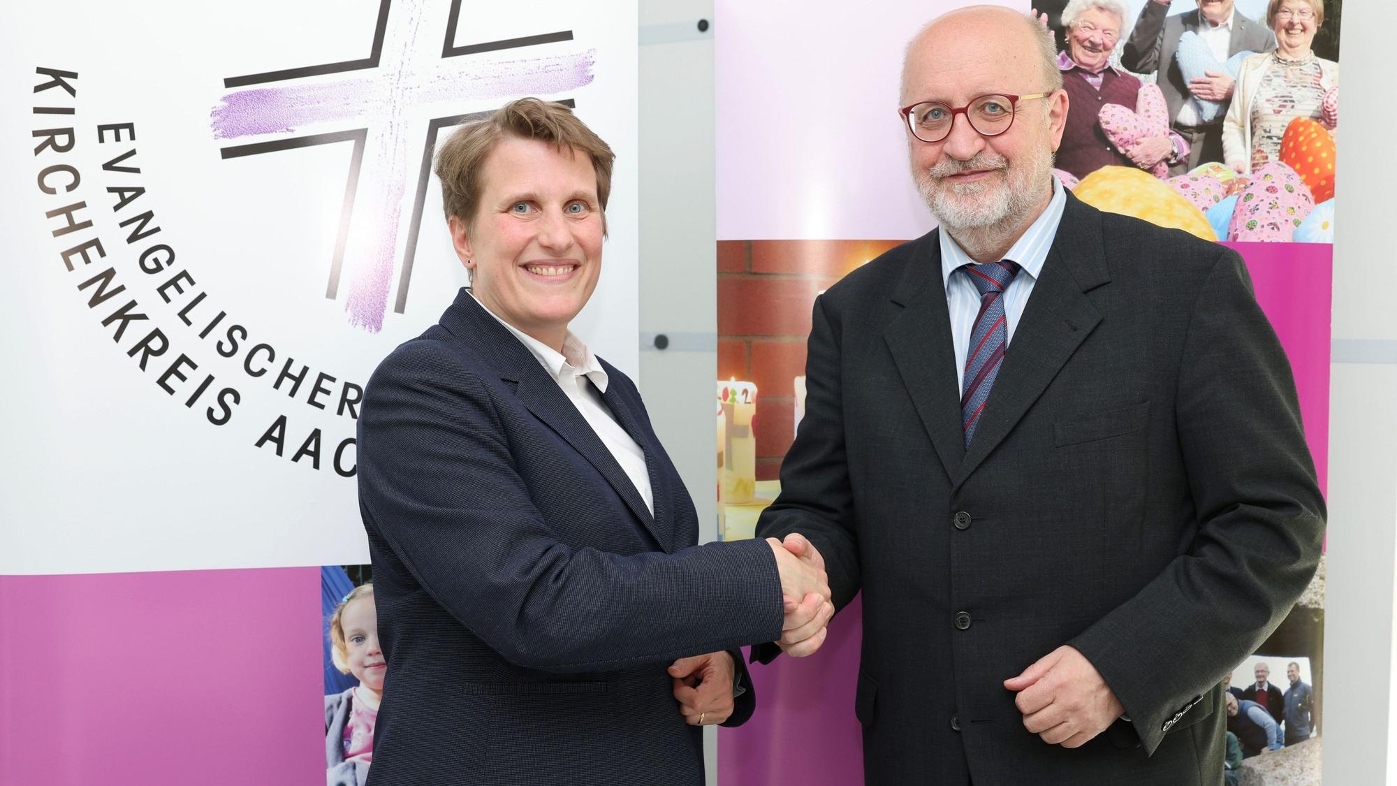 Superintendent Hans-Peter Bruckhoff gratuliert Pfarrerin Verena Jantzen mit einem Handschlag.