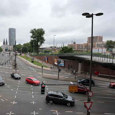 Das Grundstück, das die Stadt veräußern will, erstreckt sich vom Bahnhofsgebäude/Ottoplatz bis zu der langen Rampe hin zur Arena.
