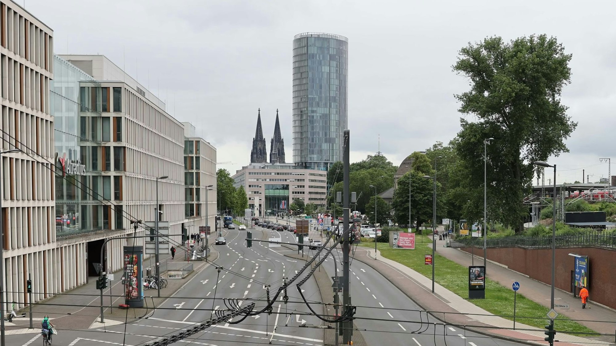 Das Grundstück, das die Stadt veräußern will, erstreckt sich vom Bahnhofsgebäude/Ottoplatz bis zu der langen Rampe hin zur Arena.