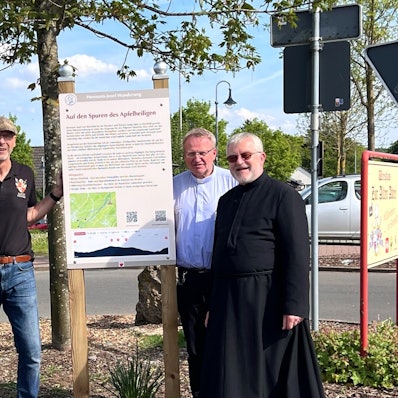 Auf dem Bild stehen (v.l.) Christoph Böhnke, Martin Reinicke, Pater Lambertus und Pater Wieslaw neben dem ersten Schild mit Informationen.
