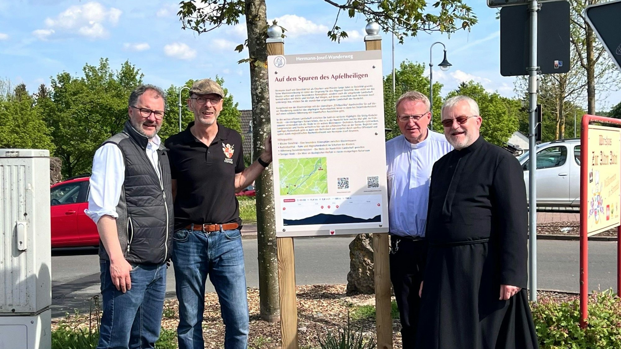 Auf dem Bild stehen (v.l.) Christoph Böhnke, Martin Reinicke, Pater Lambertus und Pater Wieslaw neben dem ersten Schild mit Informationen.