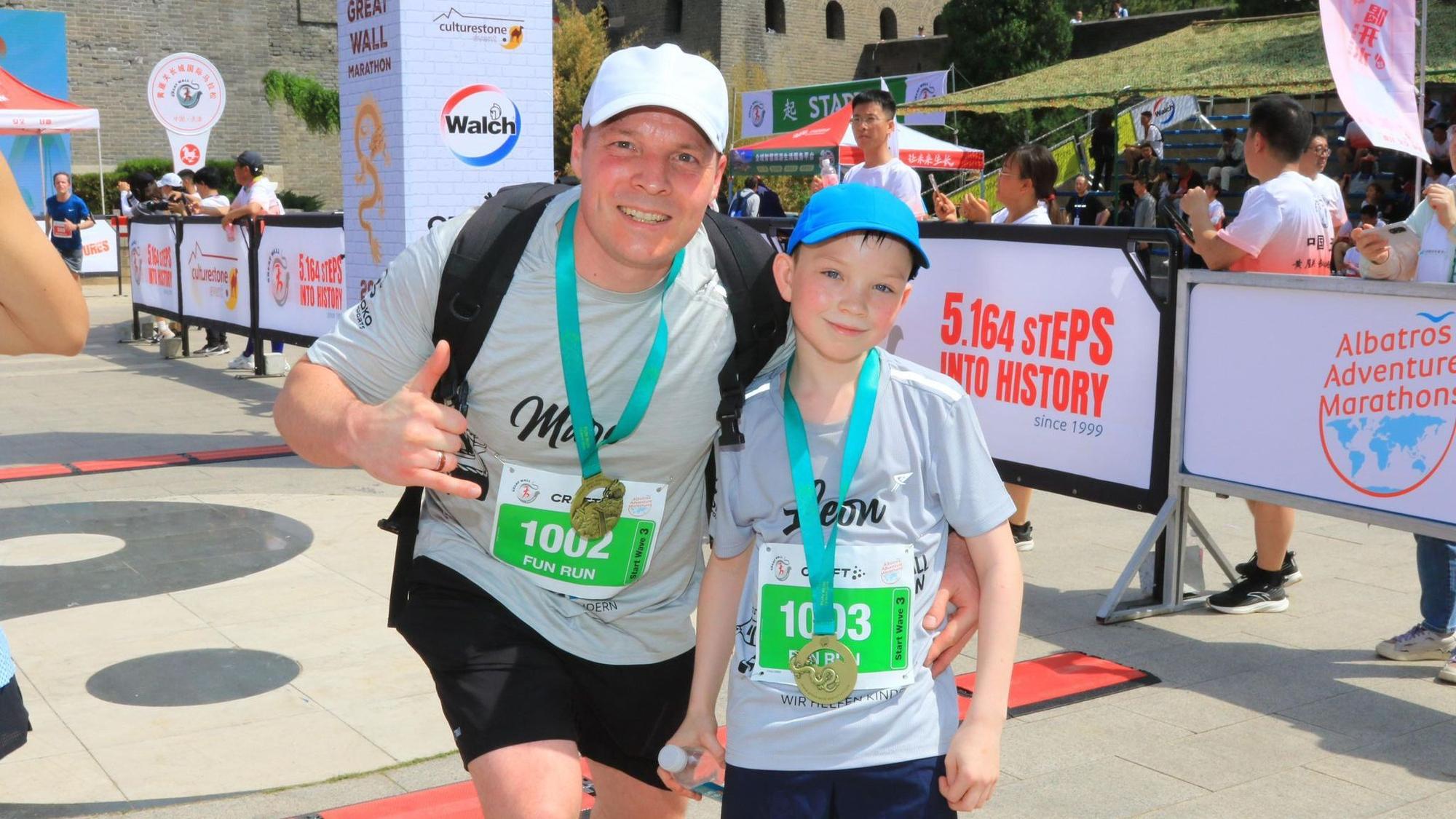 Leon und Marc Barth posieren mit Medaille.