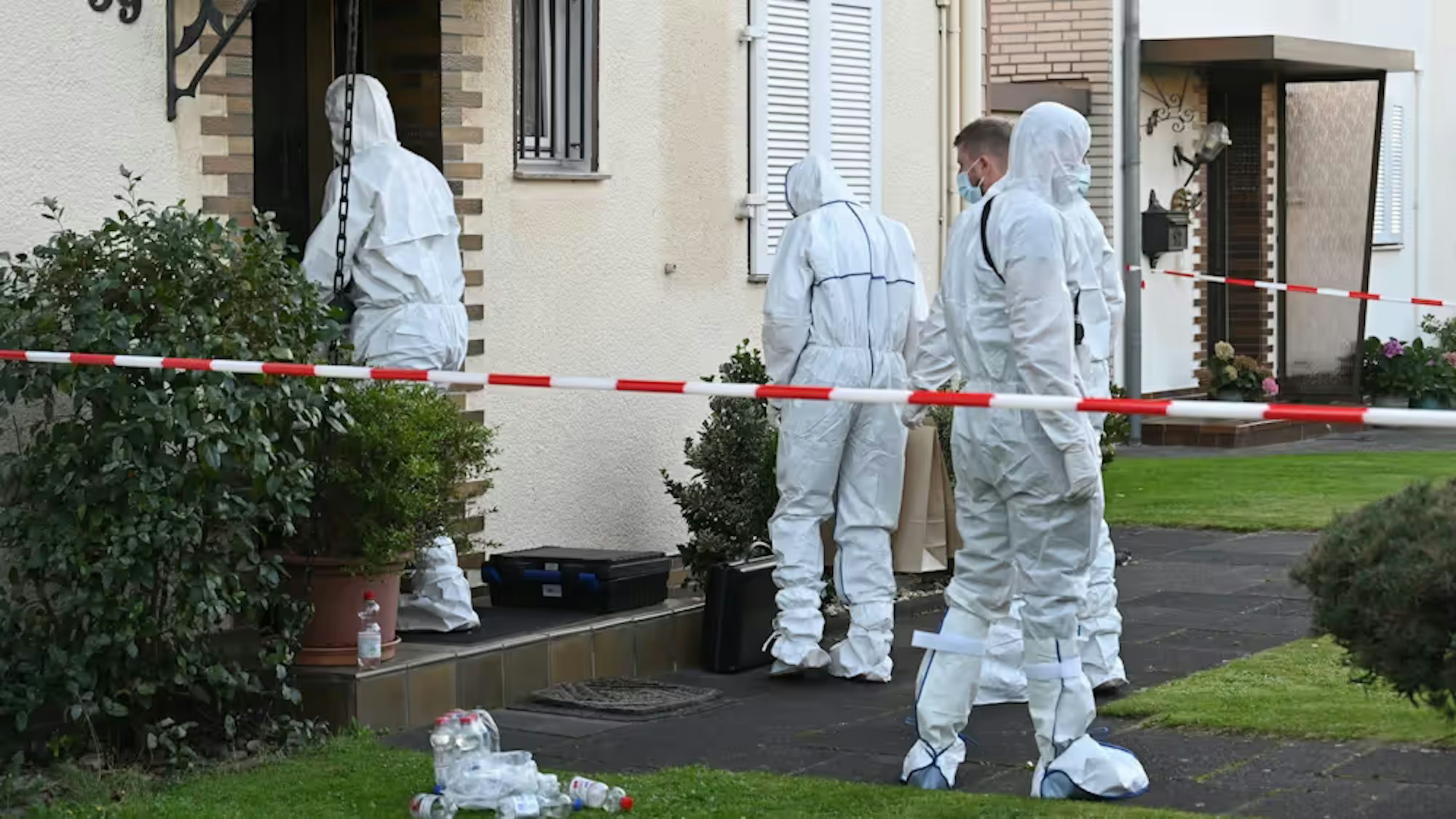 Spurensicherung am Tatort an der Mozartstraße in Pulheim.