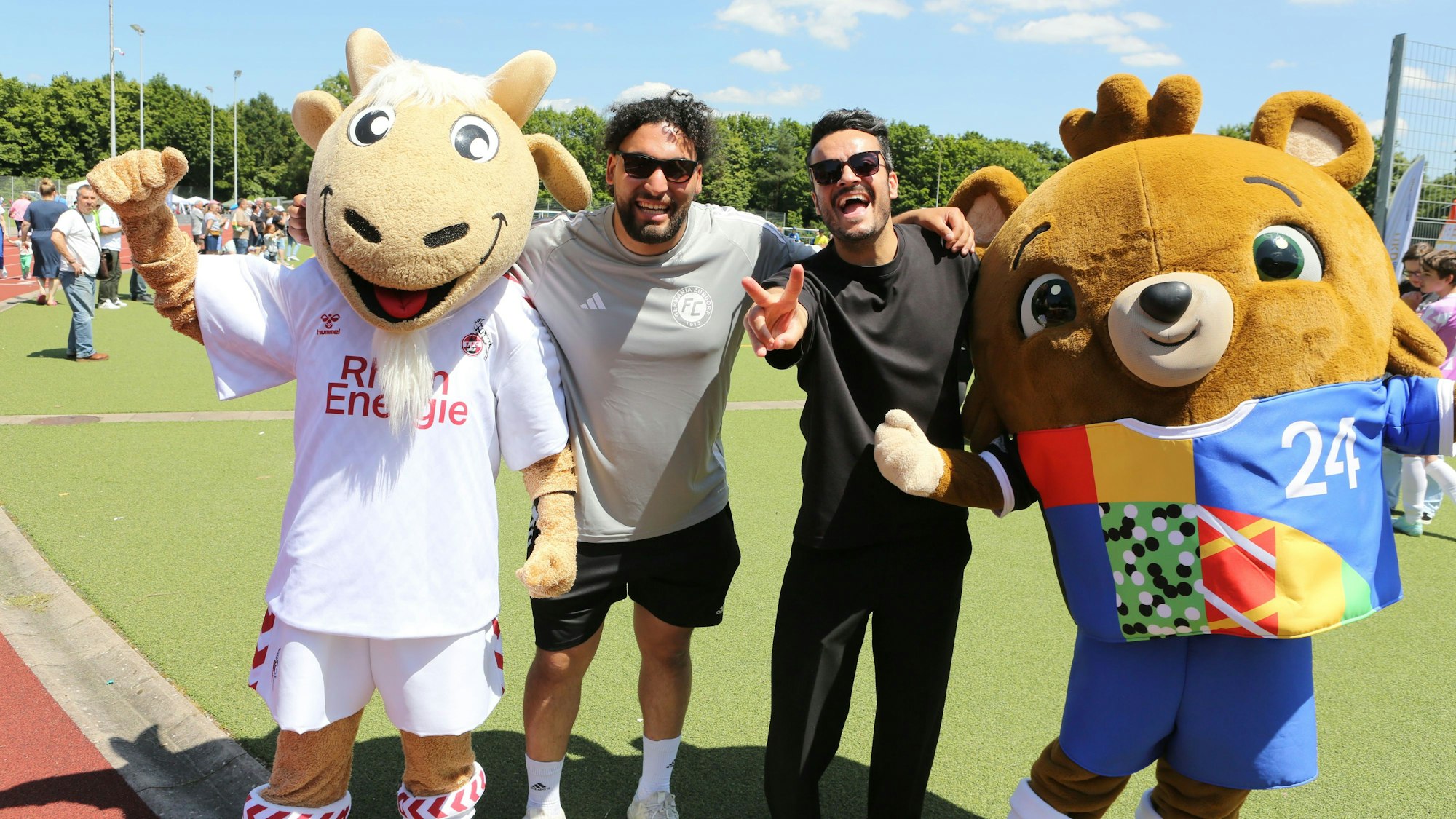 Zwischen den Maskottchen: Hauptorganisator Gökhan Erdek (2.v.l.) und Musiker und TV-Moderator Giovanni Zarrella.