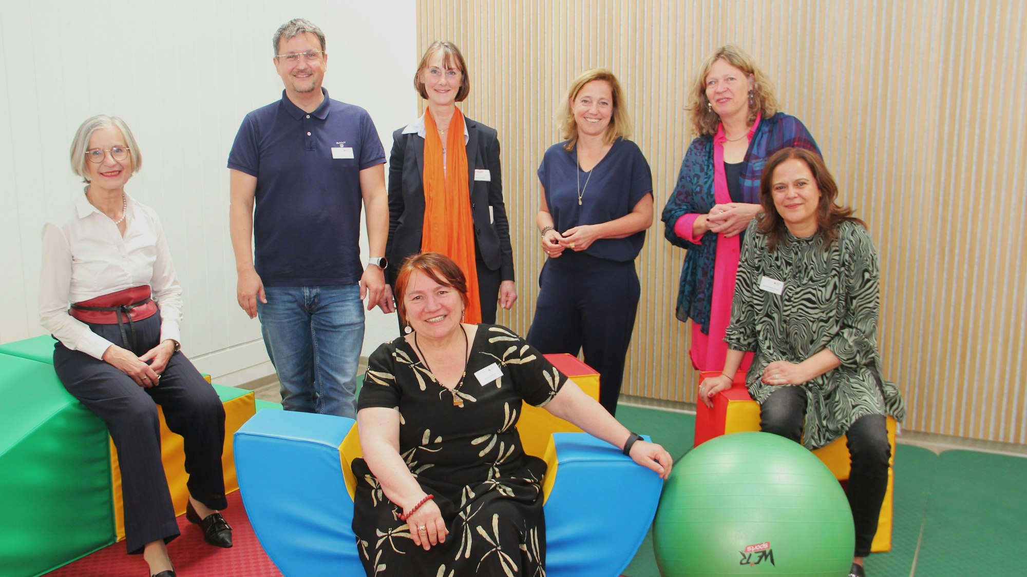 Bezirksbürgermeisterin Cornelia Weitekamp, Marc Ruda (DRK-Kreisverband Köln e. V.), Renate Schmitt (Bezirksjugendamt Lindenthal), Britta Dahm (Bezirksjugendämter der Stadt Köln), Sabine Willmann-Dullin, Stefanie Hiller Garcia (beide Familienladen Sülz, v. l.) und Marita Bosbach (DRK-Kreisverband Köln e. V., vorne) feierten das zehnjährige Bestehen der Einrichtung auf der Berrenrather Straße.