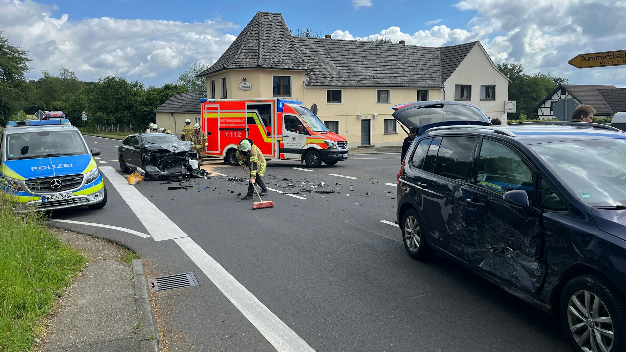 Auf der L 352 in Wohlfarth sind zwei Autos zusammengestoßen, eine Autofahrerin wurde verletzt.