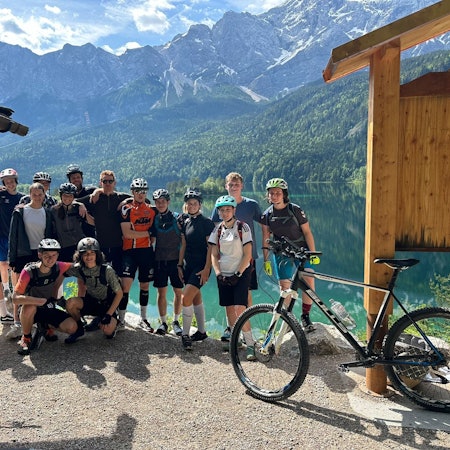 Die Gruppe vor einer Alpenszenerie.