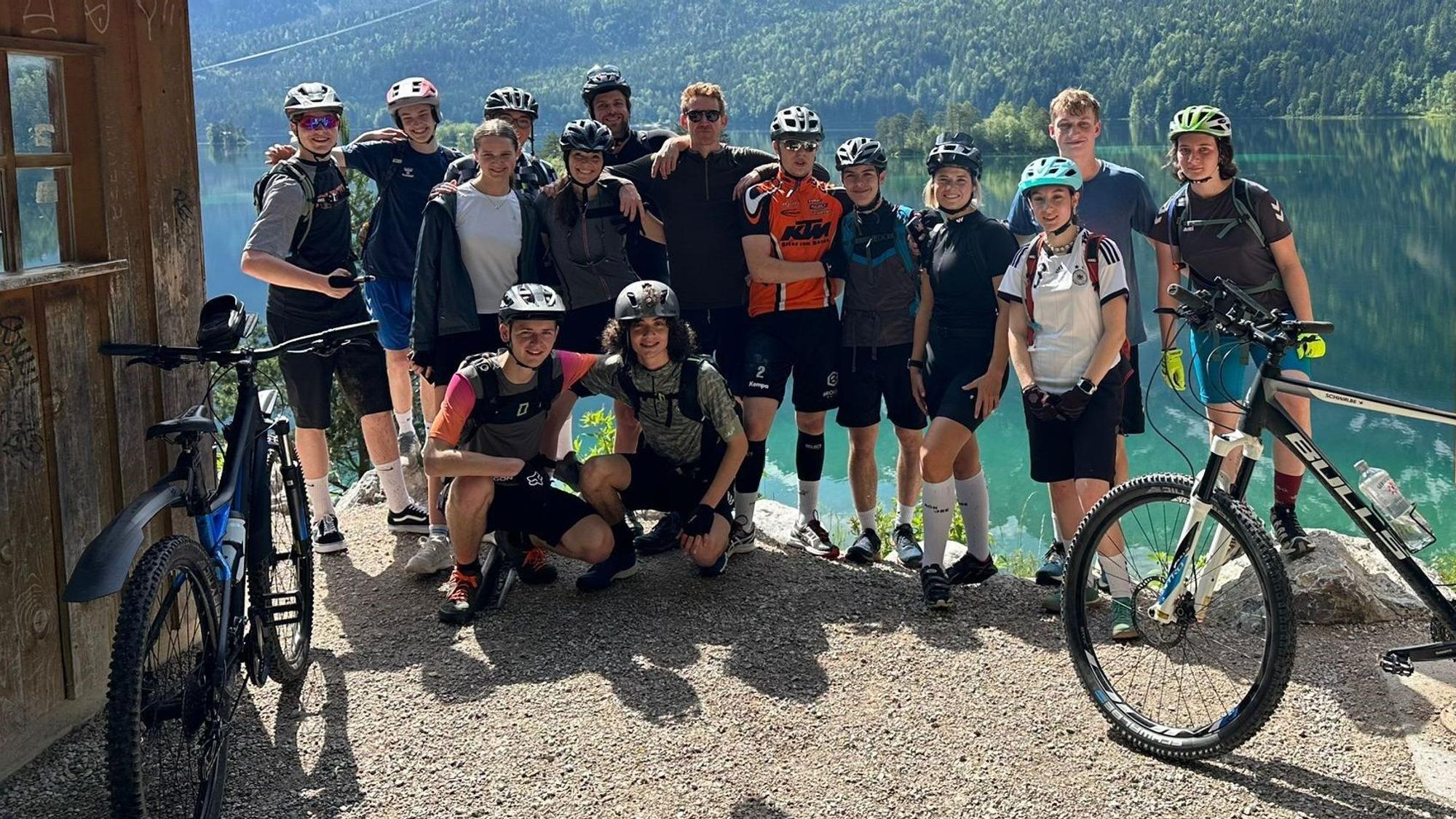 Die Gruppe vor einer Alpenszenerie.