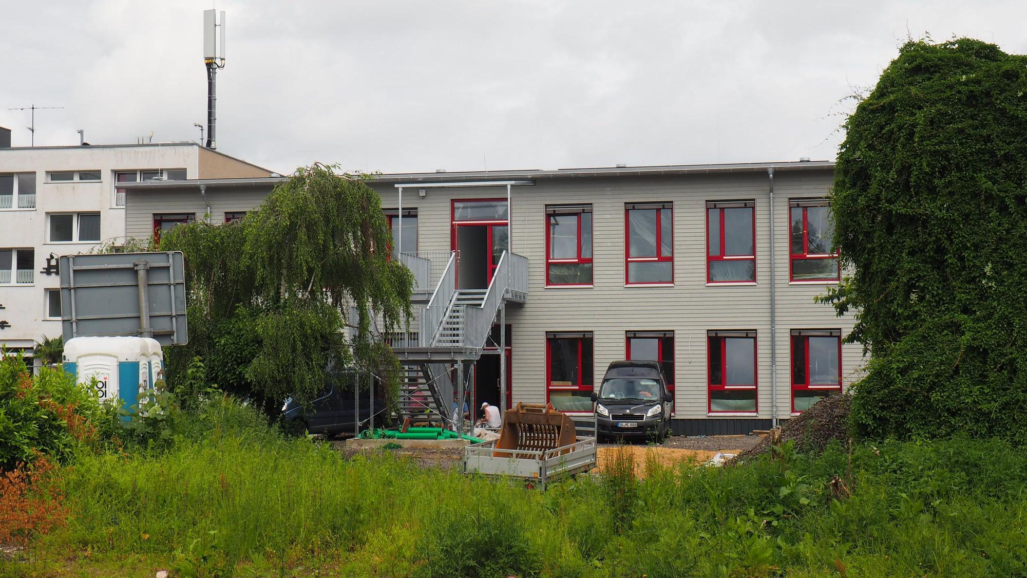 Ein zweigeschossiger Baukörper in Modulbauweise.