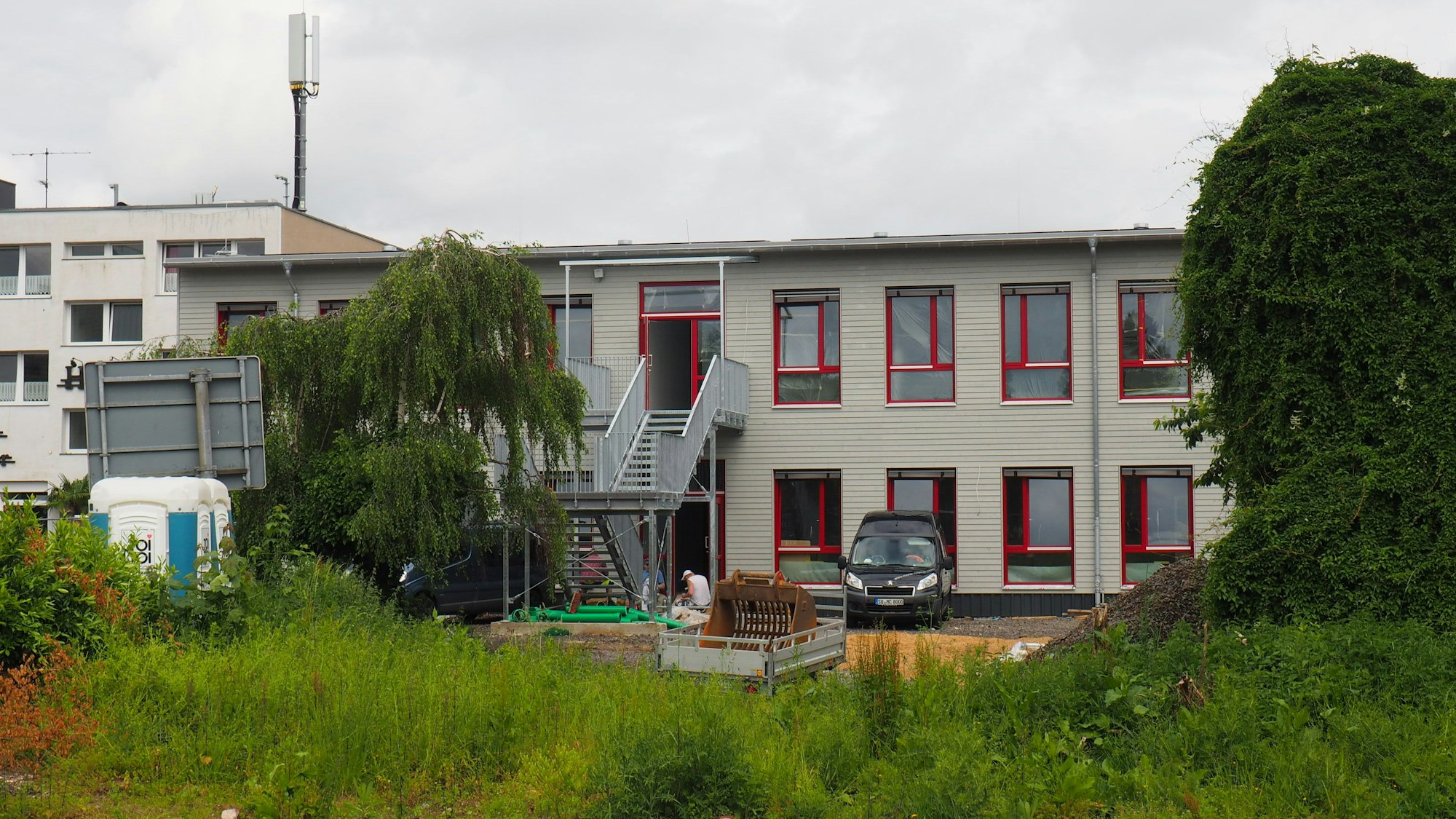 Ein zweigeschossiger Baukörper in Modulbauweise.