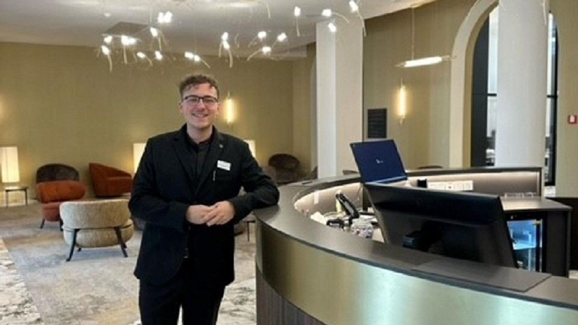 Constantin Gutzer ist nach zwei Jahren auf dem Kreuzfahrtschiff Aida zurück an der Rezeption des Steigenberger Hotel Bad Neuenahr.