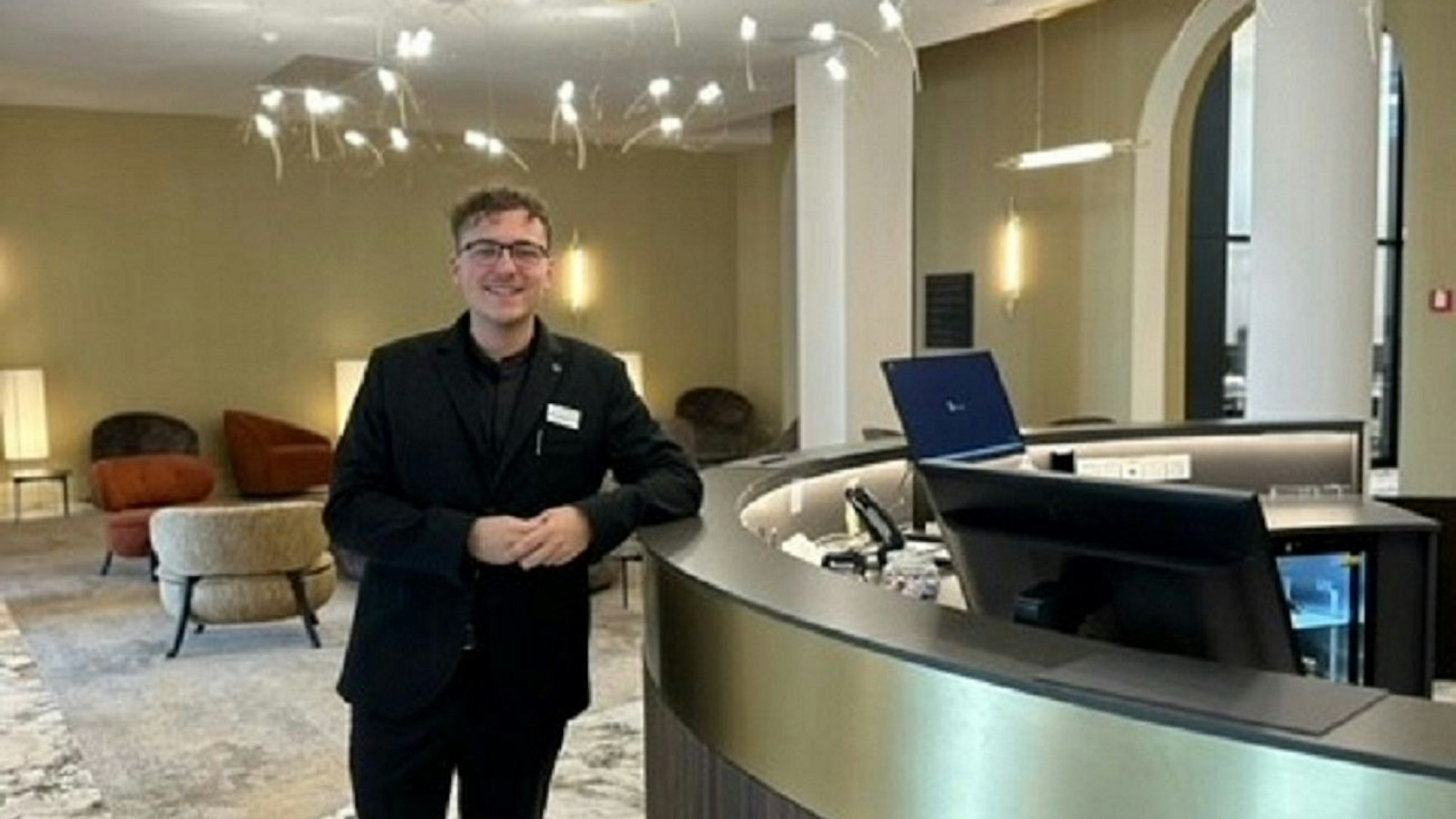 Constantin Gutzer ist nach zwei Jahren auf dem Kreuzfahrtschiff Aida zurück an der Rezeption des Steigenberger Hotel Bad Neuenahr.