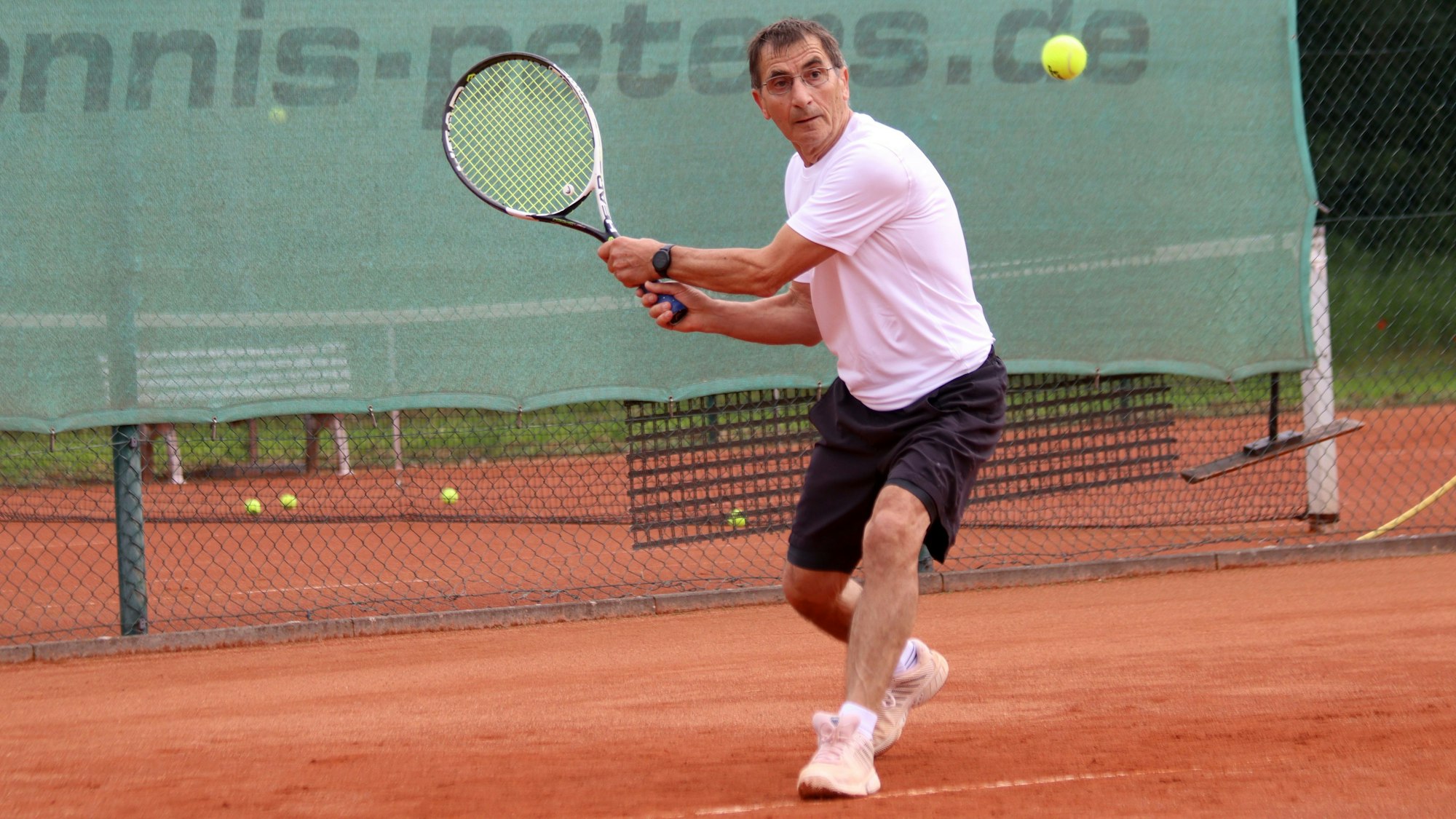 Ein Tennisspieler erwartet einen Vorhandball.
