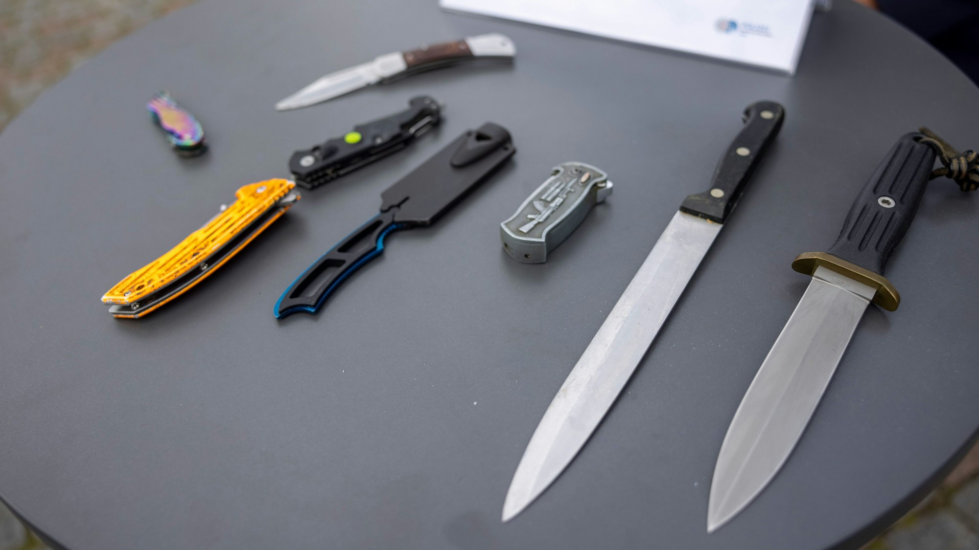Eine Auswahl von Messern, die von der Polizei in den Waffenverbotszonen an der Zülpicher Straße und auf den Ringen sichergestellt worden sind.