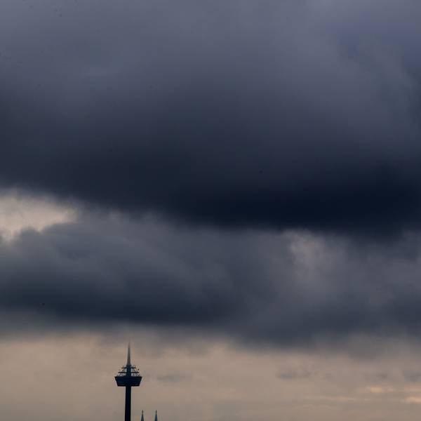 Dunkle Wolken ziehen über den Kölner Fernsehturm „Colonius“ hinweg