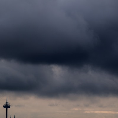 Dunkle Wolken ziehen über den Kölner Fernsehturm „Colonius“ hinweg