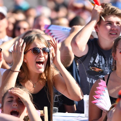 Fans der deutschen Nationalmannschaft schreien beim Public Viewing.