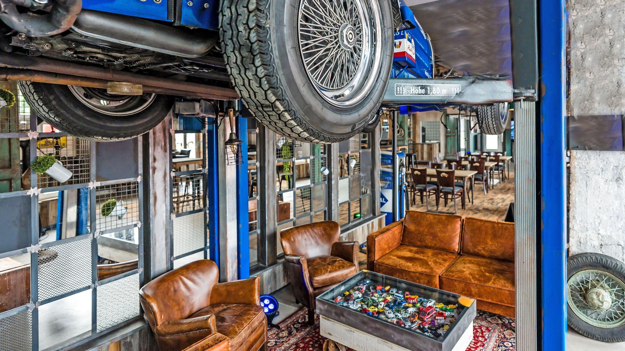 Die Inneneinrichtung der Motorwold Inn Eventgarage ist im Vintage-Werkstatt-Stil gehalten