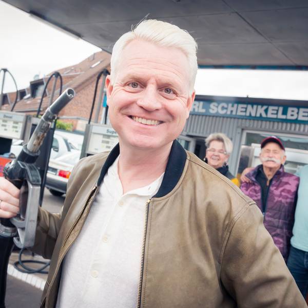 Volltanken bitte: Guido Cantz bat zum Interview-Termin zu seiner Lieblingszapfsäule. Spontan kam die Freundeschar dazu.
