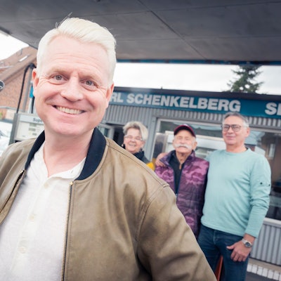 Volltanken bitte: Guido Cantz bat zum Interview-Termin zu seiner Lieblingszapfsäule. Spontan kam die Freundeschar dazu.