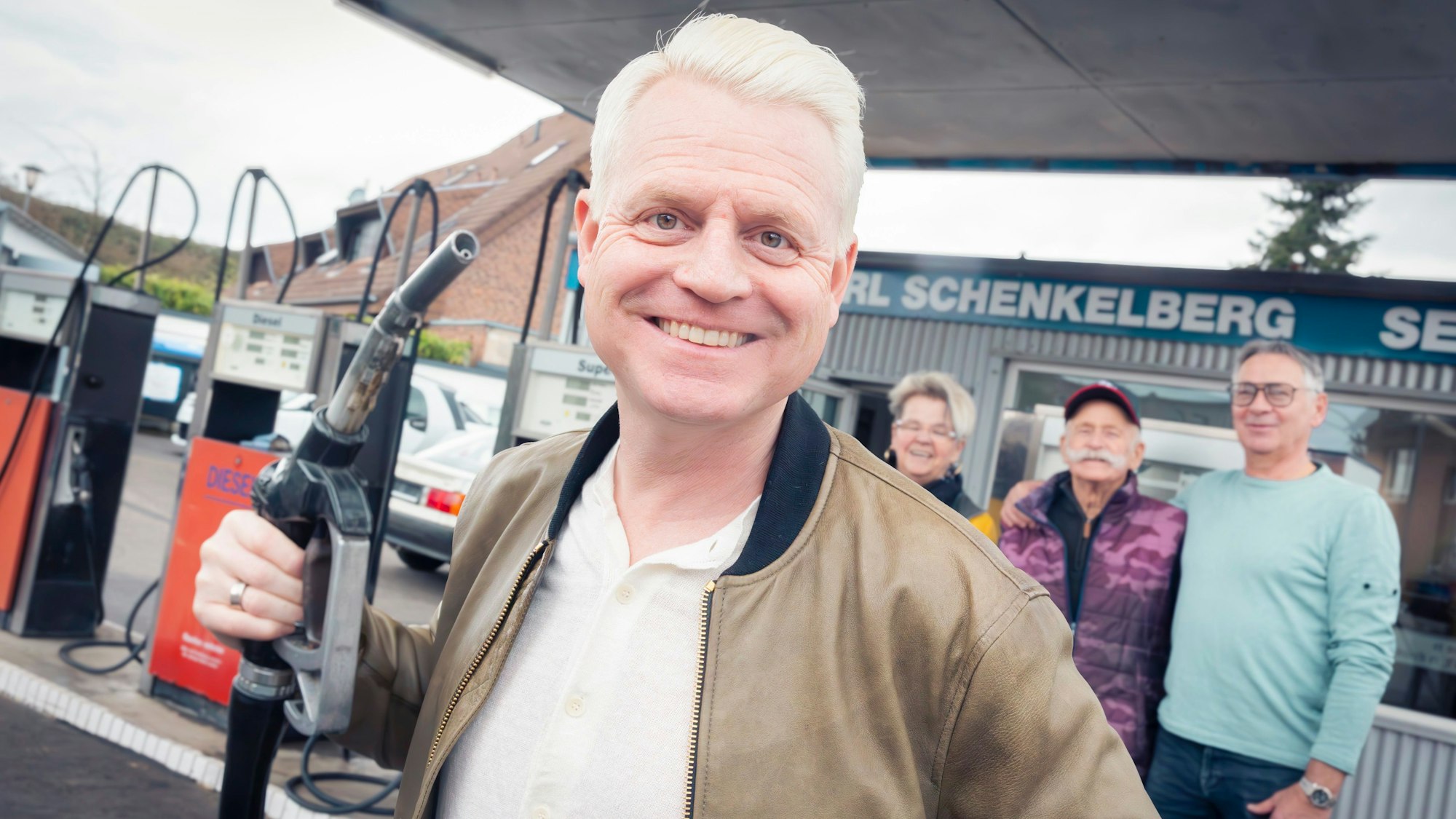 Volltanken bitte: Guido Cantz bat zum Interview-Termin zu seiner Lieblingszapfsäule. Spontan kam die Freundeschar dazu.