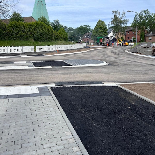 Der Umbau des Kreisverkehrs am Mühlenweg schreitet voran.