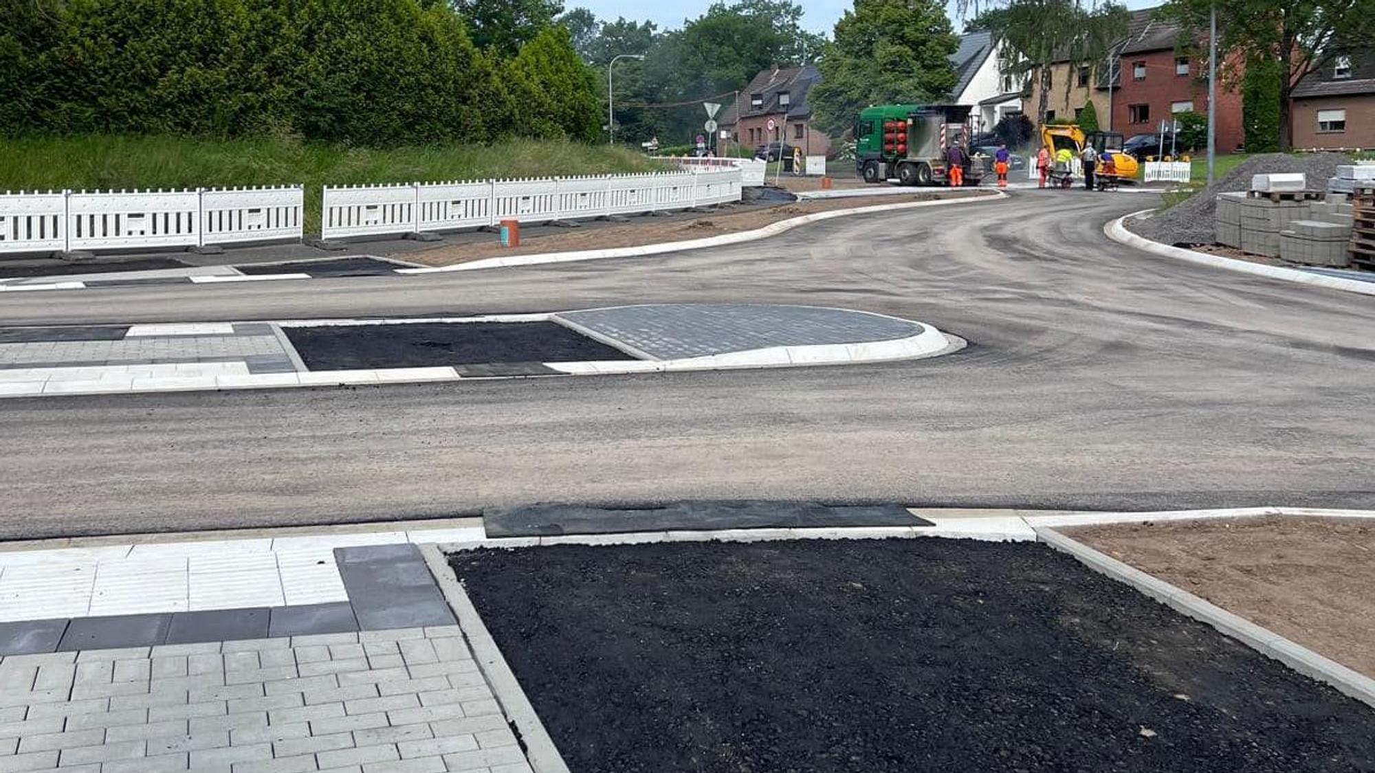 Der Umbau des Kreisverkehrs am Mühlenweg schreitet voran.