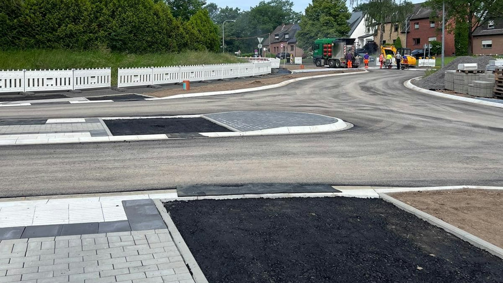 Der Umbau des Kreisverkehrs am Mühlenweg schreitet voran.