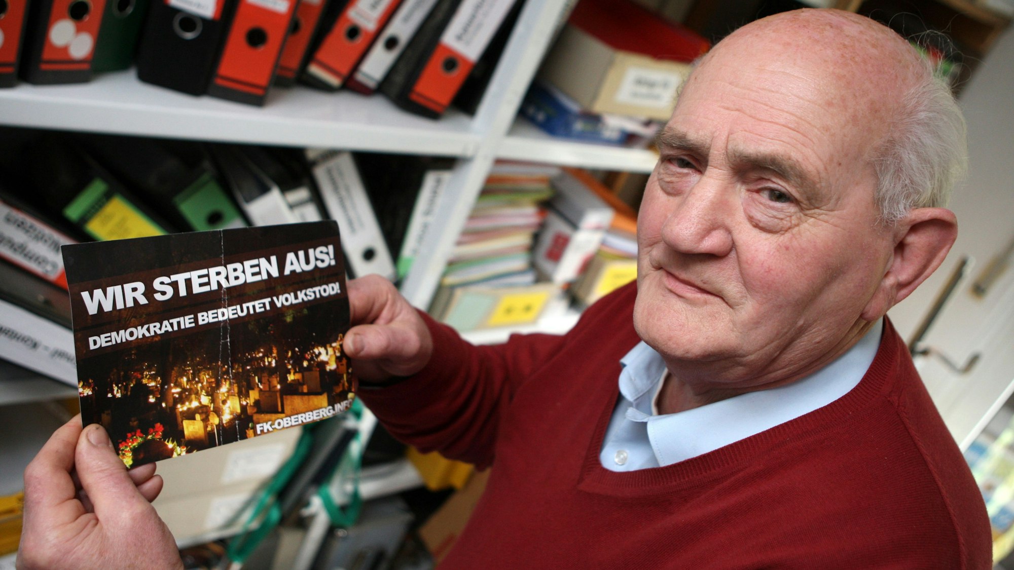 Neonazis haben die Ausstellung "Overath unter dem Hakenkreuz" von Willi Fritzen aufgesucht und rechtsradikale Flugblätter verteilt. Fritzen mit Flugblatt