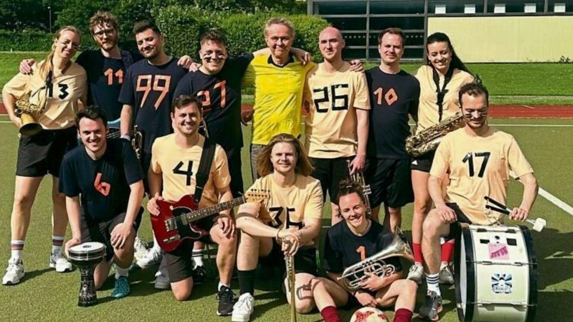 Team „Druck“ gegen Team „Luft“: Die Band beim Videodreh für ihr EM-Medley auf dem Sportplatz des Kardinal-Frings-Gymnasiums.