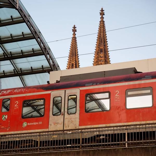 Eine S-Bahn bei der Einfahrt in den Kölner Hauptbahnhof.