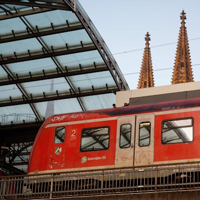 Eine S-Bahn steht im Hauptbahnhof in Köln.