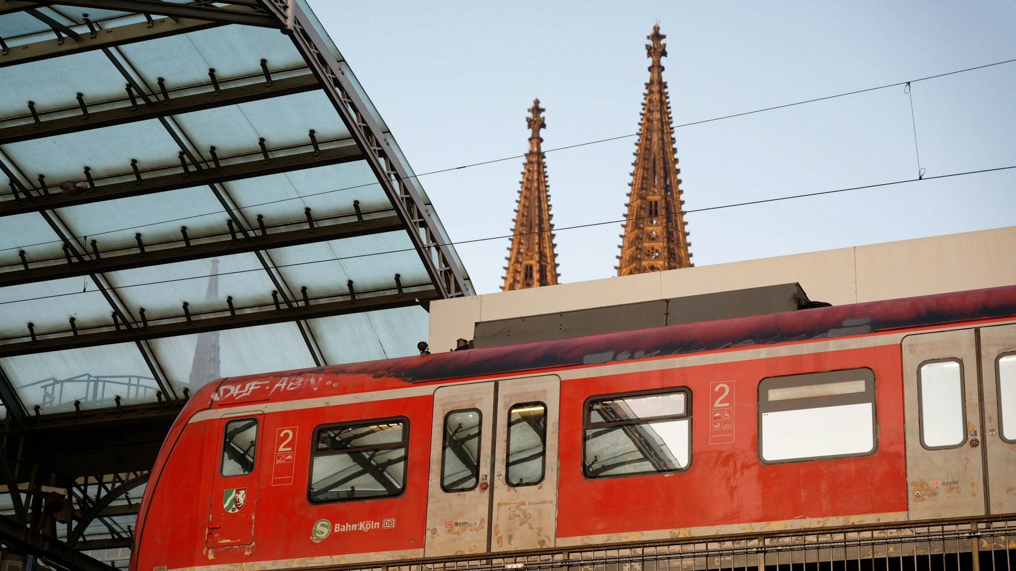 Eine S-Bahn fährt in den Kölner Hauptbahnhof ein. Im Hintergrund die Spitzen des Doms. (Archiv)