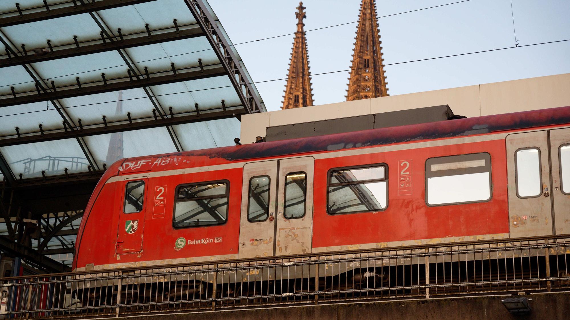 Eine S-Bahn bei der Einfahrt in den Kölner Hauptbahnhof.