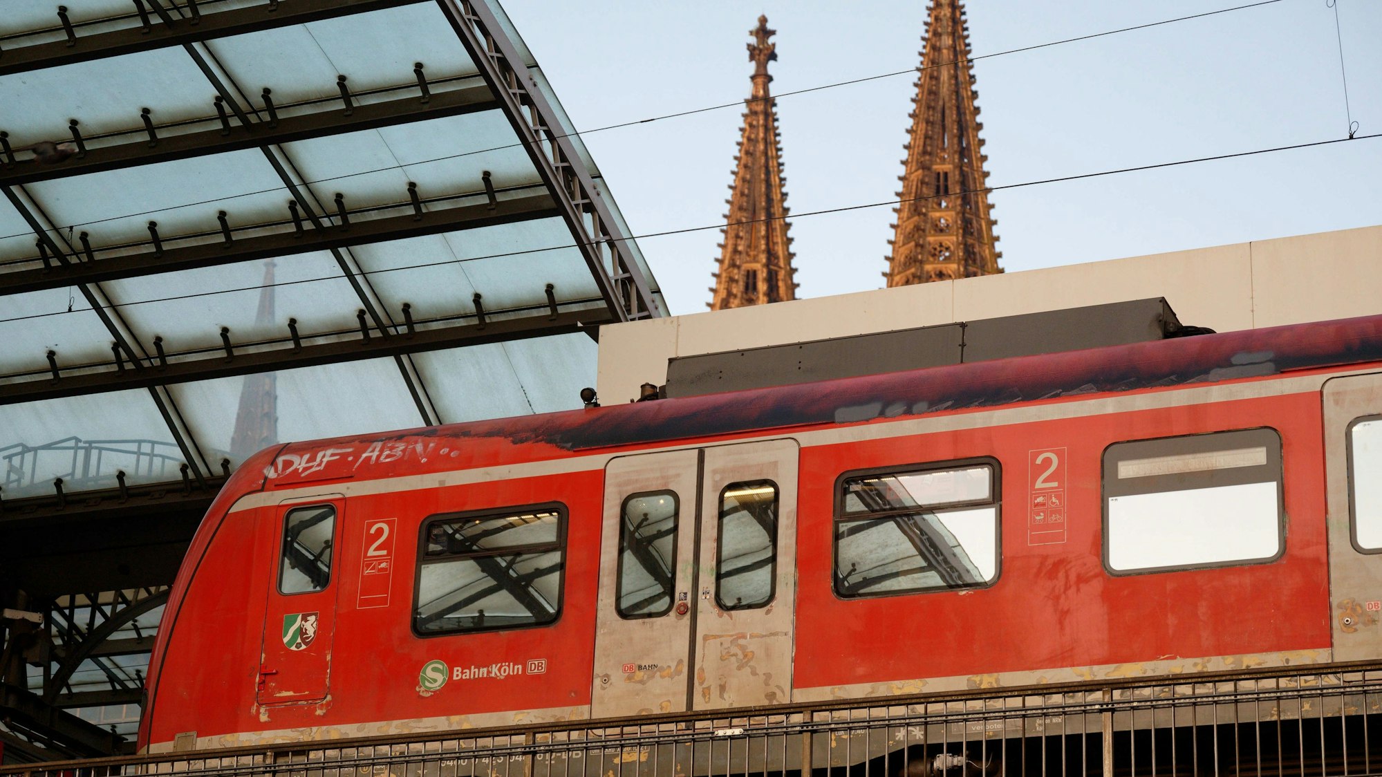 Eine S-Bahn steht im Hauptbahnhof in Köln.